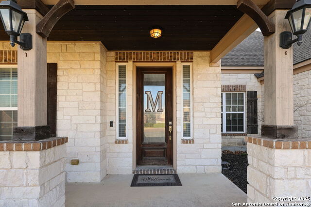 Listing photo id 4 for 242 Sittre Drive