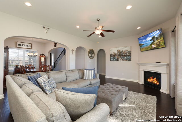 Listing photo id 7 for 242 Sittre Drive