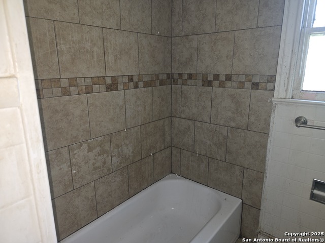 Listing photo id 16 for 130 E Harding