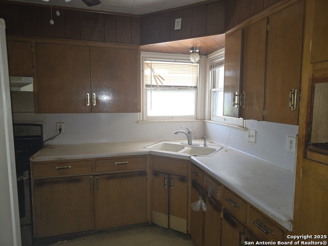 Listing photo id 5 for 130 E Harding