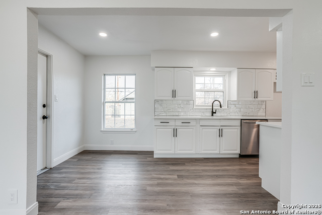 Image 11 of 39 For 447 Shannon Lee St