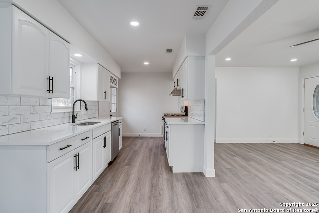 Image 14 of 39 For 447 Shannon Lee St
