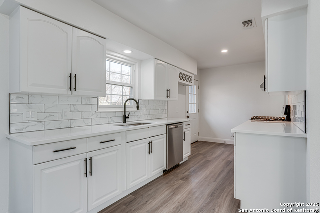 Image 15 of 39 For 447 Shannon Lee St