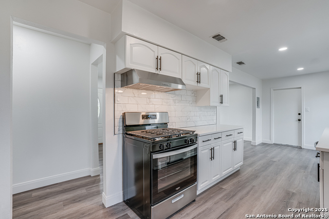 Image 17 of 39 For 447 Shannon Lee St