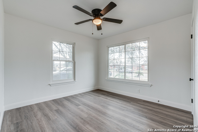 Image 19 of 39 For 447 Shannon Lee St