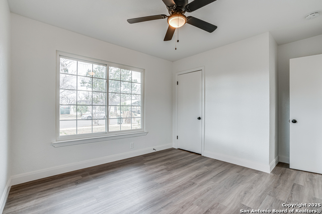 Image 20 of 39 For 447 Shannon Lee St