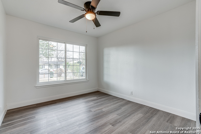 Image 21 of 39 For 447 Shannon Lee St