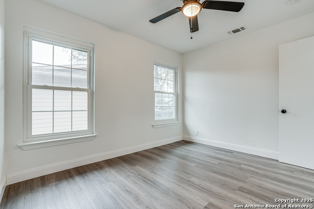 Image 28 of 39 For 447 Shannon Lee St