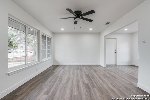 Image 4 of 39 For 447 Shannon Lee St