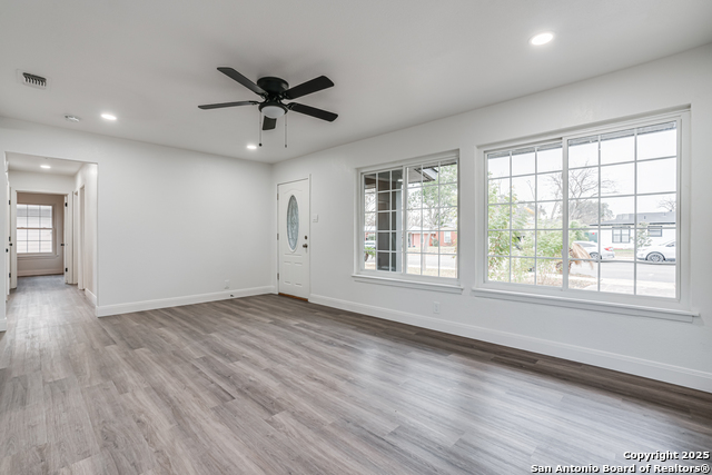 Image 8 of 39 For 447 Shannon Lee St