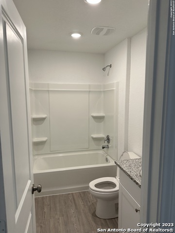 Listing photo id 8 for 10742 Hernando Ct.