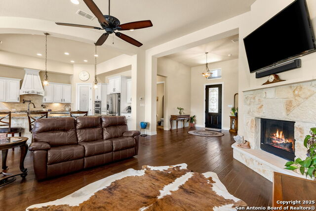 Image 12 of 52 For 233-239 Rosinweed