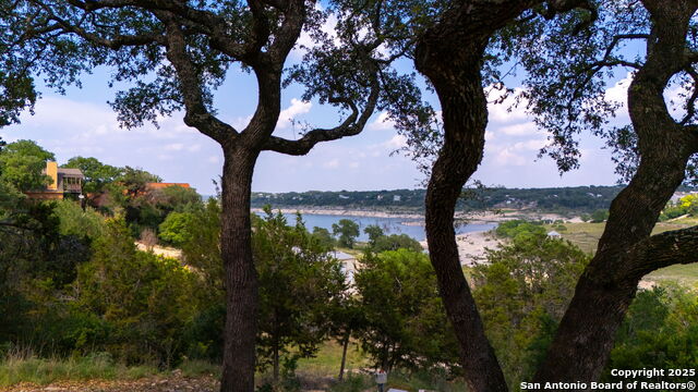 Listing photo id 9 for 1799 Lakeside Drive W
