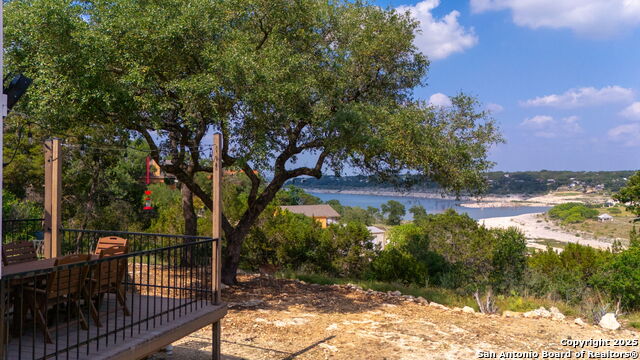 Listing photo id 10 for 1799 Lakeside Drive W