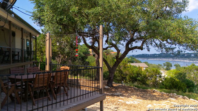 Listing photo id 11 for 1799 Lakeside Drive W