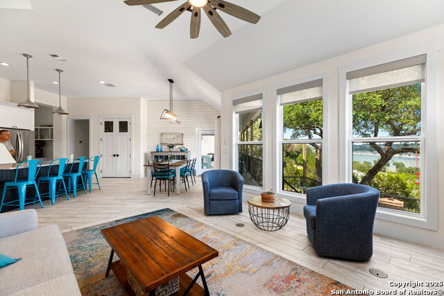 Listing photo id 16 for 1799 Lakeside Drive W
