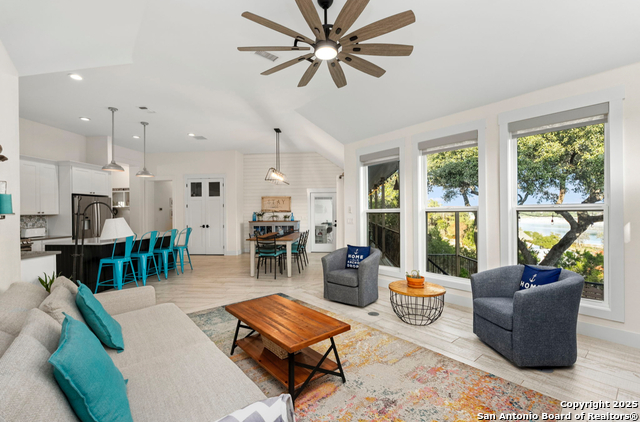 Listing photo id 17 for 1799 Lakeside Drive W