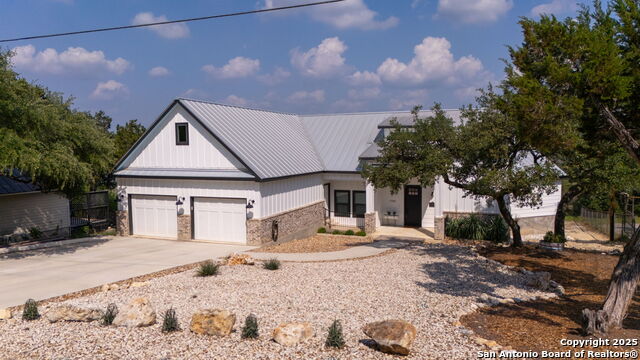 Listing photo id 0 for 1799 Lakeside Drive W