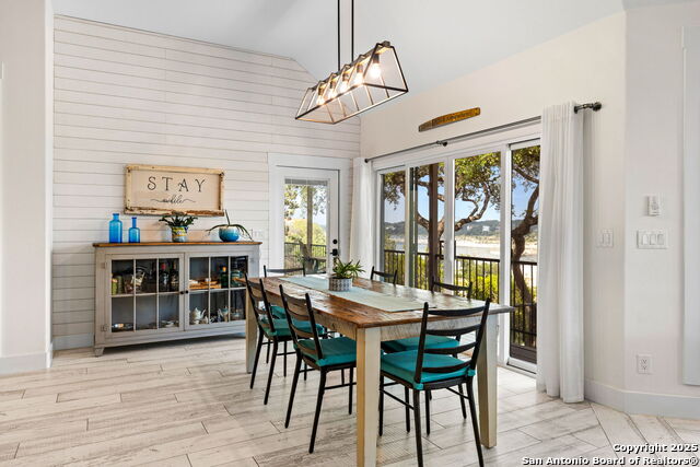 Listing photo id 18 for 1799 Lakeside Drive W