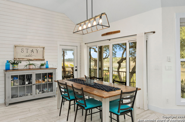 Listing photo id 19 for 1799 Lakeside Drive W