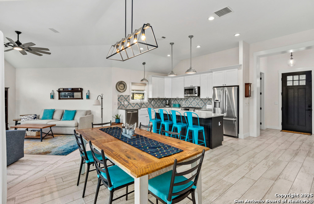 Listing photo id 21 for 1799 Lakeside Drive W