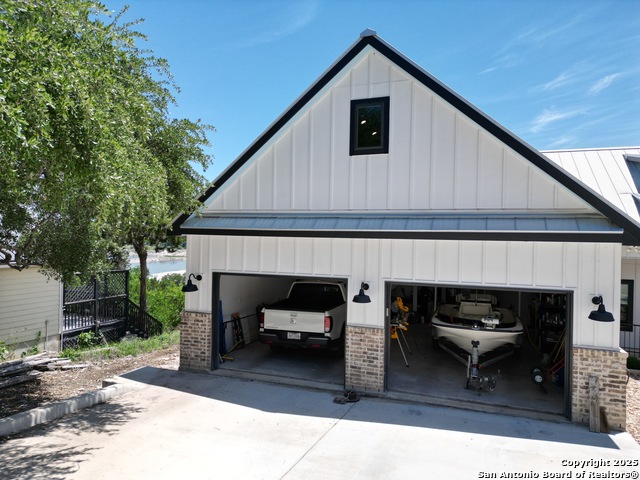 Listing photo id 31 for 1799 Lakeside Drive W