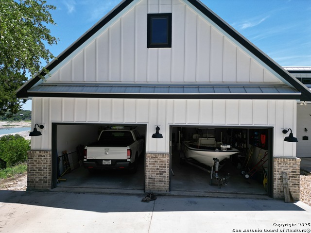 Listing photo id 33 for 1799 Lakeside Drive W