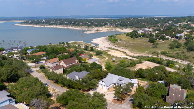 Listing photo id 3 for 1799 Lakeside Drive W