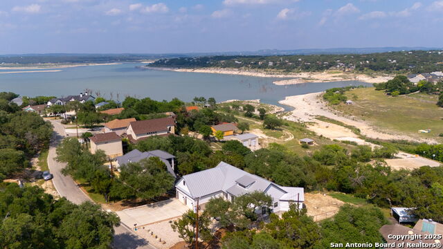Listing photo id 4 for 1799 Lakeside Drive W