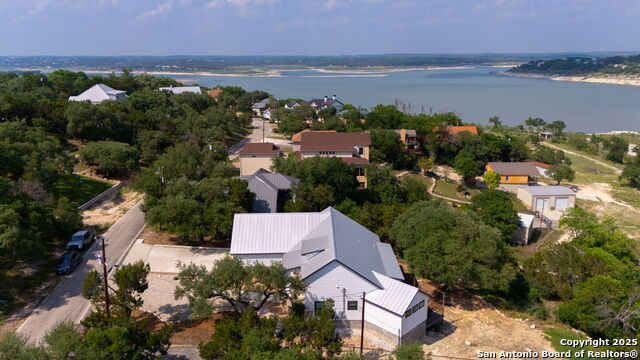 Listing photo id 5 for 1799 Lakeside Drive W