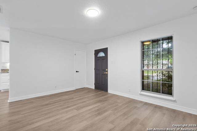 Listing photo id 0 for 510 W Vestal Pl