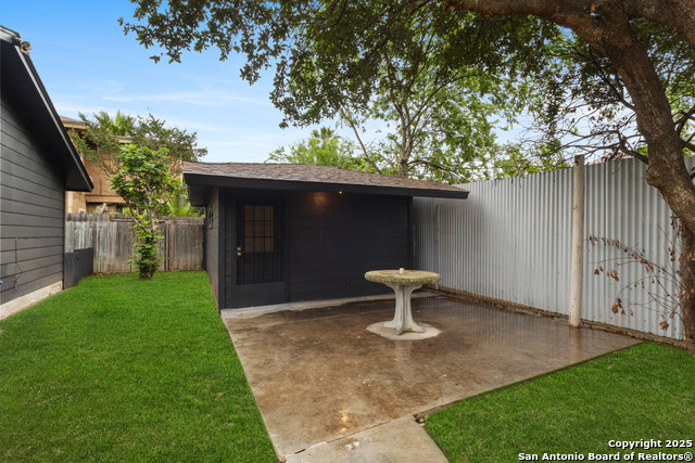 Listing photo id 18 for 510 W Vestal Pl
