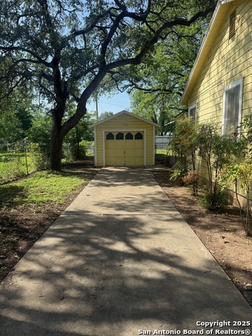 Image 17 of 20 For 836 Laurel  