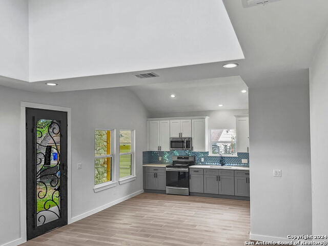 Image 11 of 24 For 652 Apollo Dr