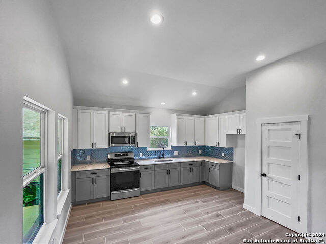 Image 14 of 24 For 652 Apollo Dr
