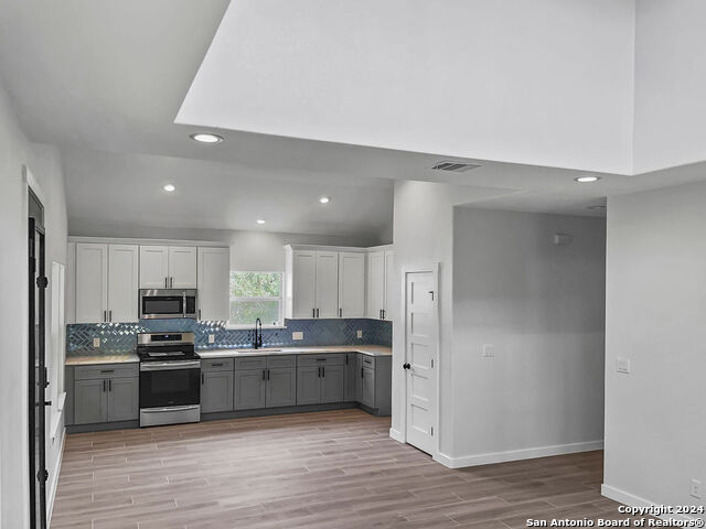 Image 8 of 24 For 652 Apollo Dr
