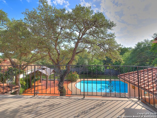 Image 40 of 49 For 12802 Country Crest