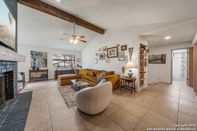 Listing photo id 11 for 8414 Timber Bridge