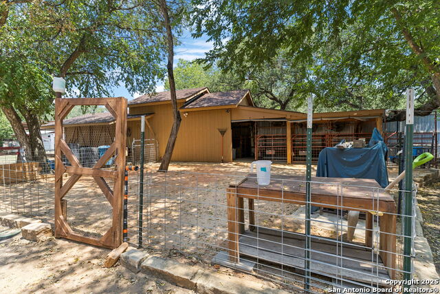 Listing photo id 46 for 9516 Geronimo Oaks