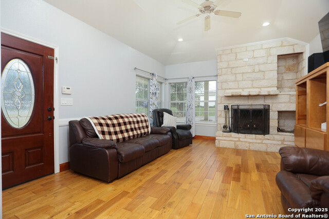 Listing photo id 3 for 1411 Driftwood
