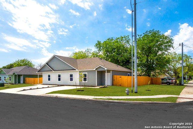 Image 6 of 32 For 605-607 Hudson St