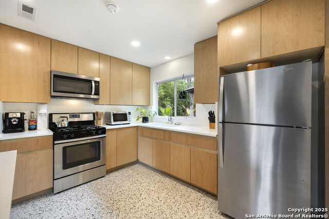 Image 10 of 41 For 718 Olney  