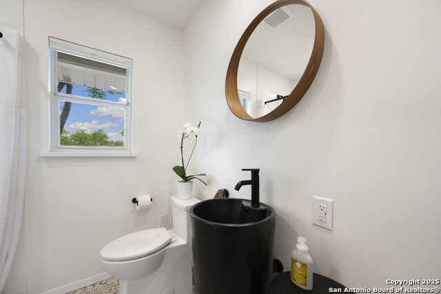 Image 21 of 41 For 718 Olney  