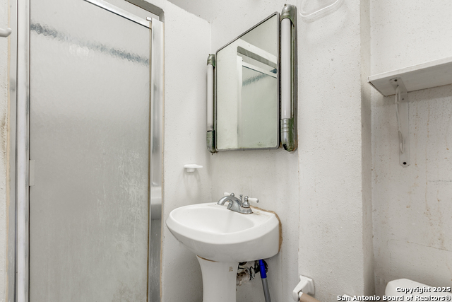 Image 11 of 25 For 806 Kayton Ave