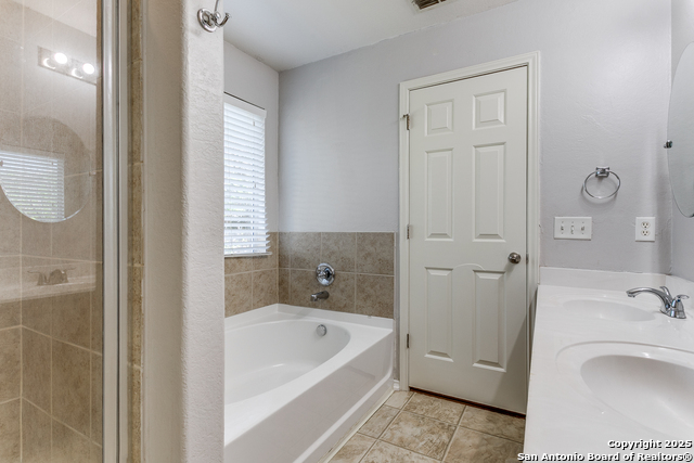 Listing photo id 6 for 3603 Aranda Fields