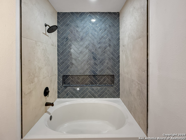 Listing photo id 14 for 15827 Marisa