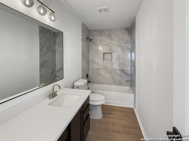 Listing photo id 18 for 15827 Marisa