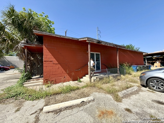 Image 16 of 21 For 1010 Ashby Pl W