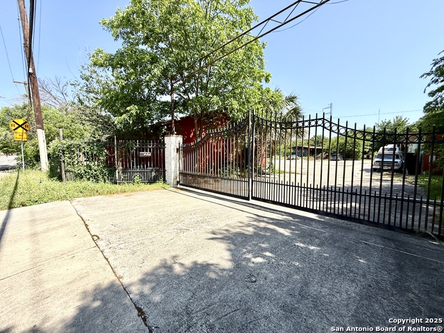 Image 5 of 21 For 1010 Ashby Pl W