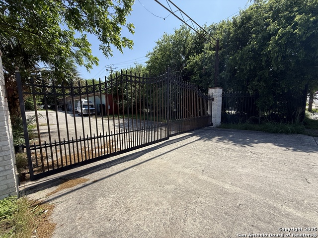 Image 6 of 21 For 1010 Ashby Pl W